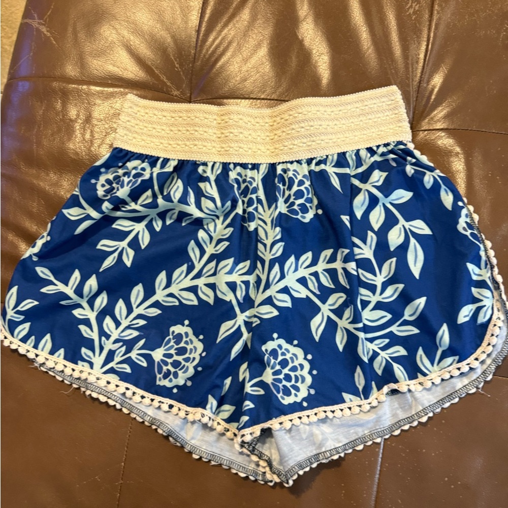 Love U Dear. Palm leaf shorts. Sz L. 💙
